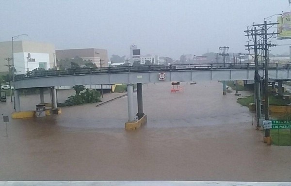 La vía Tocumen se inundó tras desbordamiento de la quebrada La Gallinaza, en Juan Díaz.