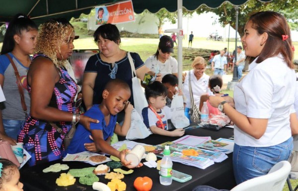Es necesario que los niños practiquen buenos hábitos alimenticios.