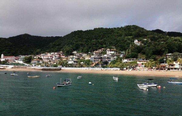Taboga, que forma parte del distrito del mismo nombre, está en el golfo de Panamá a 20 kilómetros de la ciudad junto con las islas de Taboguilla, Otoque, Urabá, Melones, Chamá y Estivá.