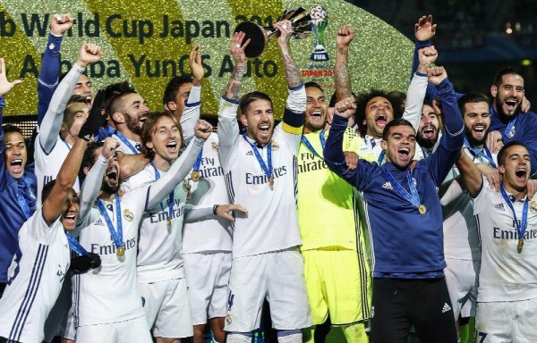 Los jugadores de Real Madrid celebran la victoria.