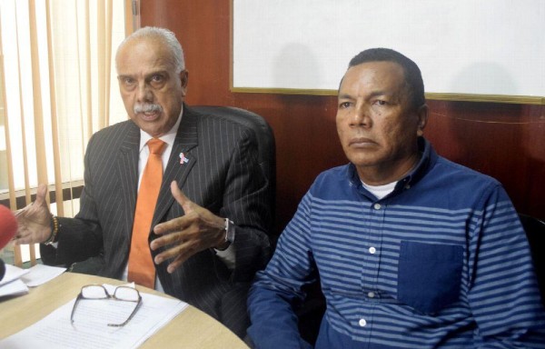 Reyes (der.) indicó que hay anomalías en las boletas de los corredores.