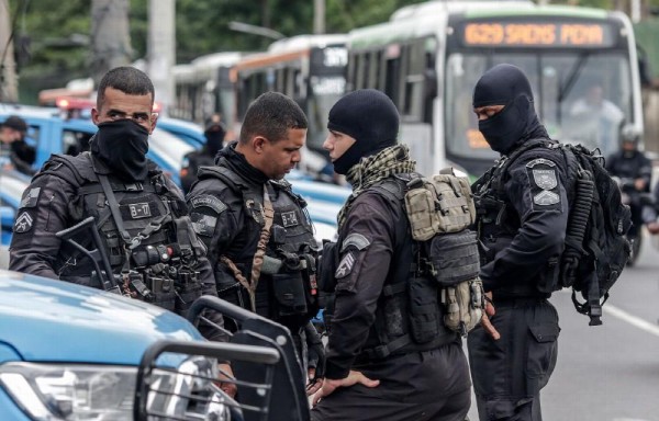 Miembros de la Policía militar en operativo en la peligrosa favela de Jacarezinho, en Río de Janeiro.