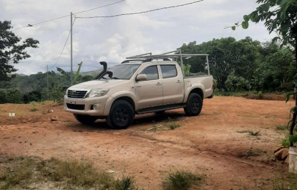 Iban en un vehículo pick-up color dorado con matrícula AH4052.