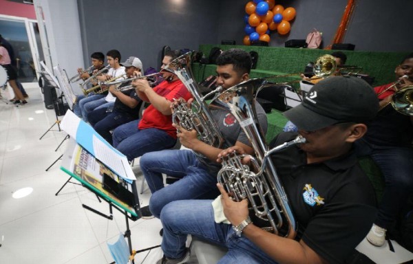 Profesores de la Banda Republicana brindan taller