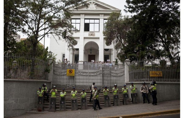 Policía custodia la entrada.