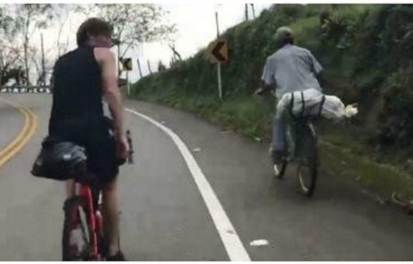 Campesino deja regados a ciclistas