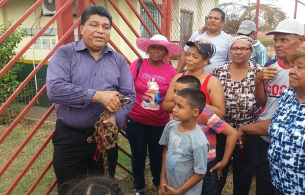 El Dr. Olaya quitó los candados.