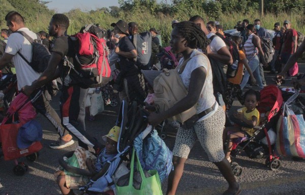 Caravana migrante hondureña es disuelta a su paso por Guatemala