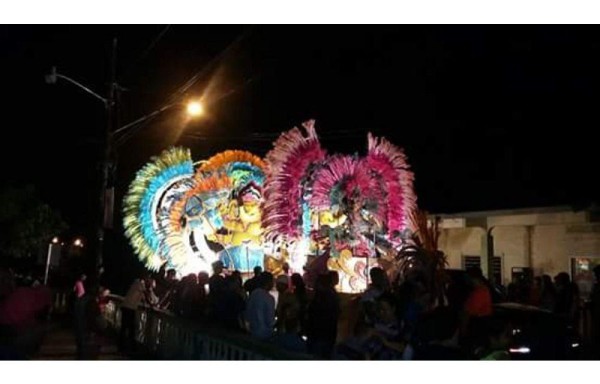 En la noche hubo carros alegóricos.