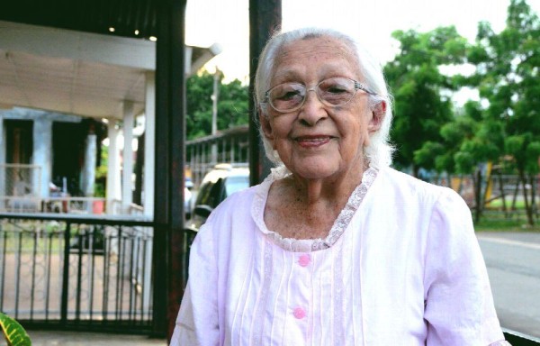 MUCHAS BENDICIONES | Esta tierna doñita de la comunidad de Llano Bonito de Chitré supera la centuria por una década más. Su nombre es Clara Cedeño Tello viuda de Saavedra, y lo sorprendente es que llega a los 110 años llena de lucidez y luz. En su cumpleaños le desean lo mejor sus sobrinos-nietos Carmen María Cedeño, Francisco Elías Paz y Elías Antonio Hernández, así como su extensa y agradecida familia, quienes están tratando de registrarla en Gerontology Research Group. Le deseamos salud y parabienes.