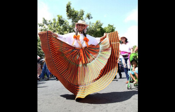 Lindas empolleradas engalanaron el desfile.