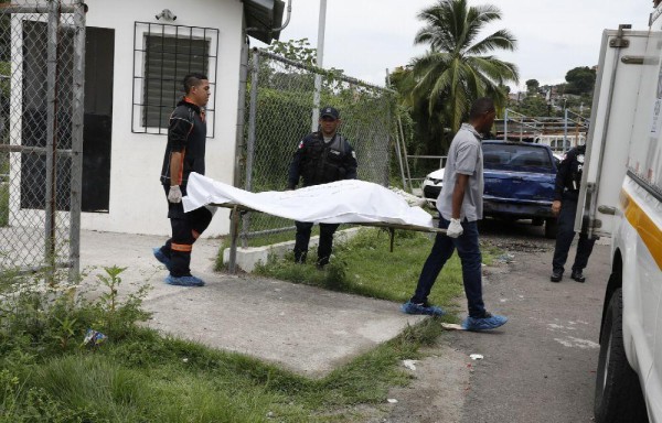 El parque donde mataron a Eric Alberto está en tinieblas en la noche.