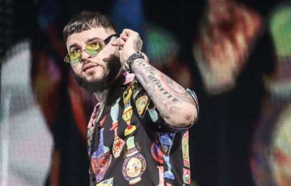 Farruko canta como Ricardo Arjona