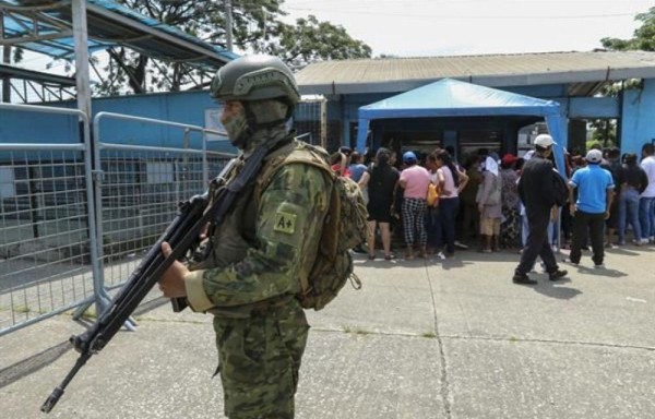 Familiares de víctimas de masacres en cárceles de Ecuador demandan al Estado
