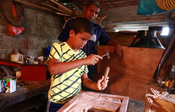 Sus seis hijos también saben ebanistería.