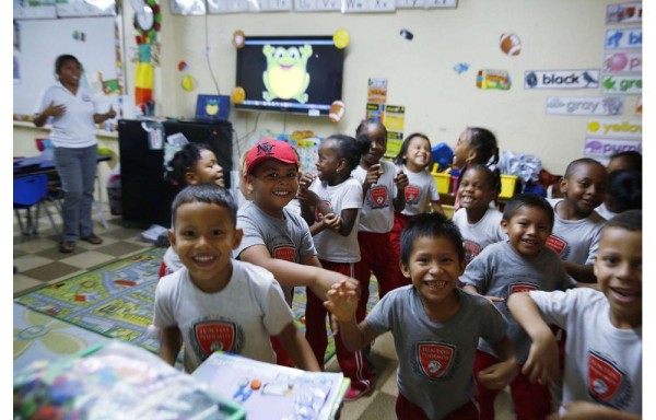 La mayoría de niños no logra entrar. Hace falta espacio.