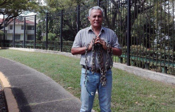 Periodista se encadenó cerca de la casa del embajador de los EE.UU.