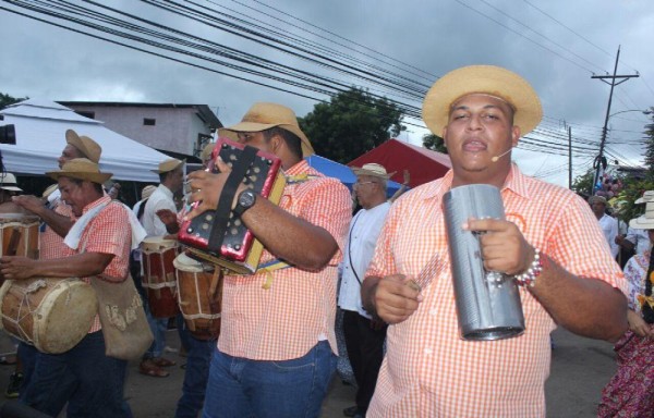 Los tamboritos dieron la sasón al desfile de carretas.
