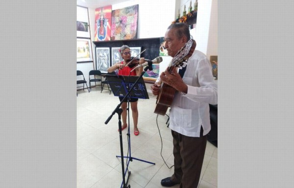 Un grupo musical ameniza la feria de artesanías y cultura.