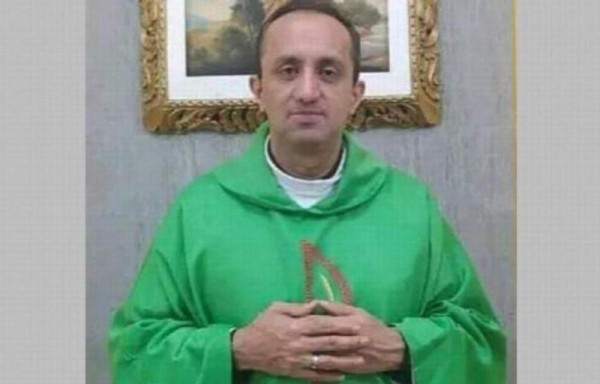 El sacerdote colombiano Luis Ruíz Quiroga fue separado del servicio.