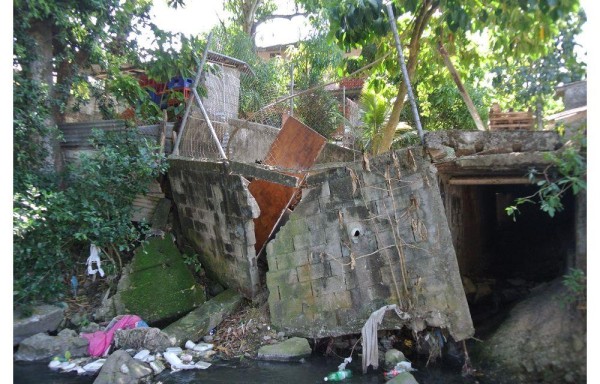 Residentes temen perder sus casas por colapso del muro.