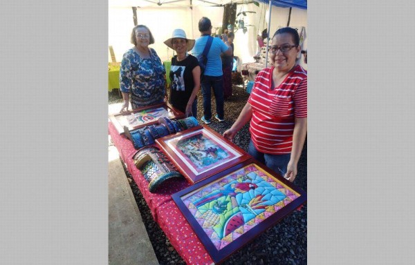 Preciosos cuadros expuestos en la feria por los artesanos.