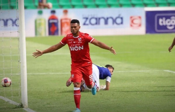 Alajuelense se entromete
