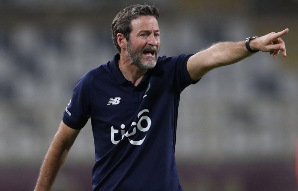 El técnico Thomas Christiansen dando las indicaciones.