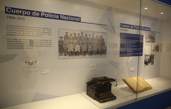 Máquina de escribir y libro que datan de 1922.