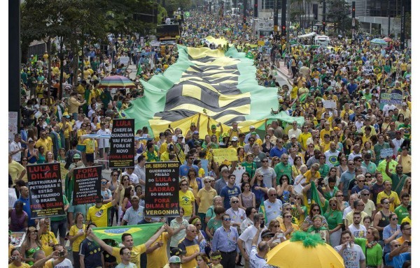 Manifestantes se concentran en la avenida Paulista para protestar contra el Gobierno.