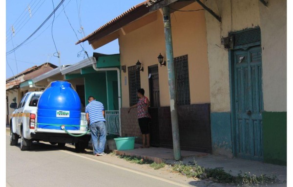 Se mantiene la distribución de agua potable con carros cisterna.