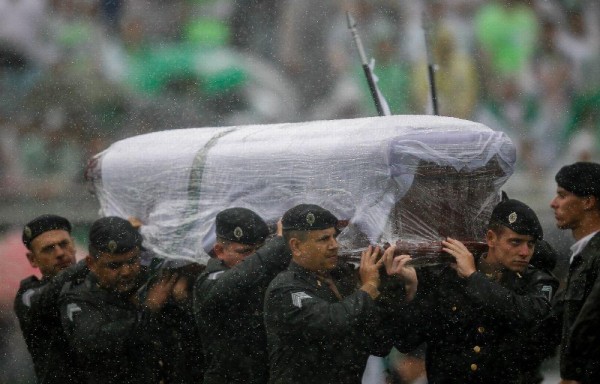 Uno a uno fueron llegando los cuerpos al estadio.