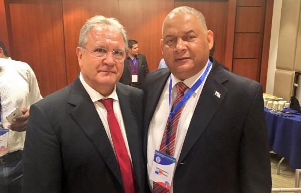 Riccardo Fraccari, presidente de la Confederación Mundial de Béisbol y Softbol junto al diputado Benicio Robinson, presidente de la Federación Panameña de Béisbol (Fedebeis).