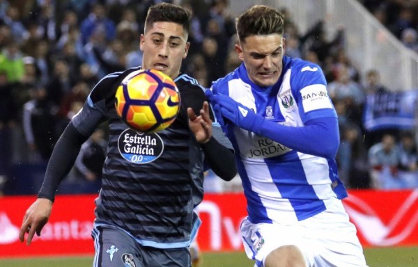 El delantero del Celta, Lemos lucha con Miguel Guerrero.