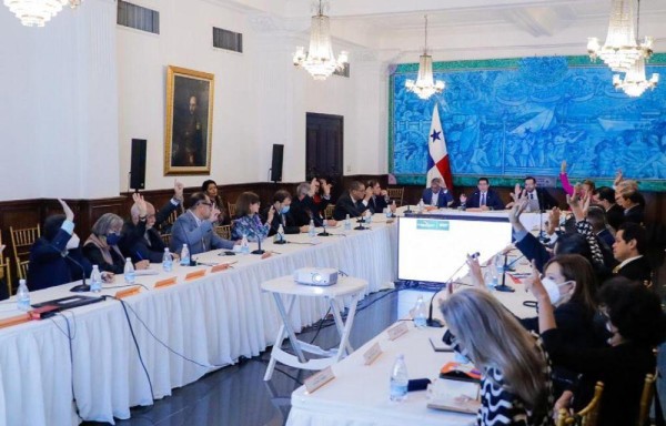 Gobierno busca soluciones al desabastecimiento de fármacos.