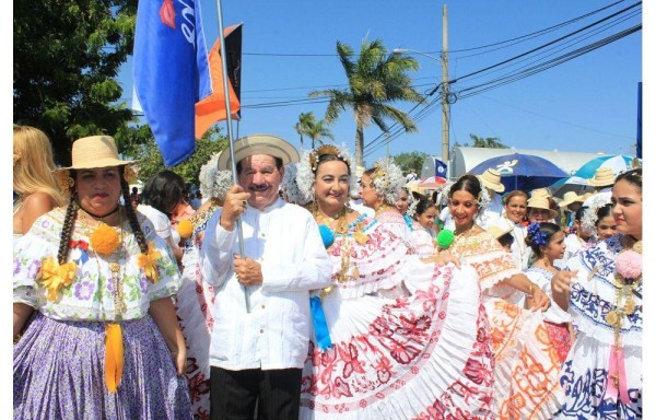 Dorindo Cárdenas, abanderado de lujo de Las Mil Polleras.