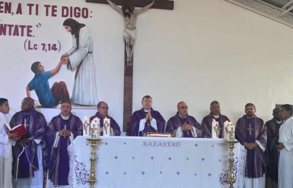 La misa solemne del primer domingo de Cuaresma fue presidida por el Nuncio Apostólico en Panamá, monseñor Miroslaw Adamczyk.