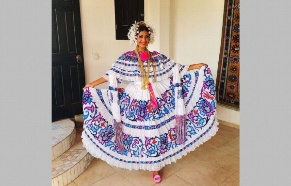 Orgullosas por el traje típico