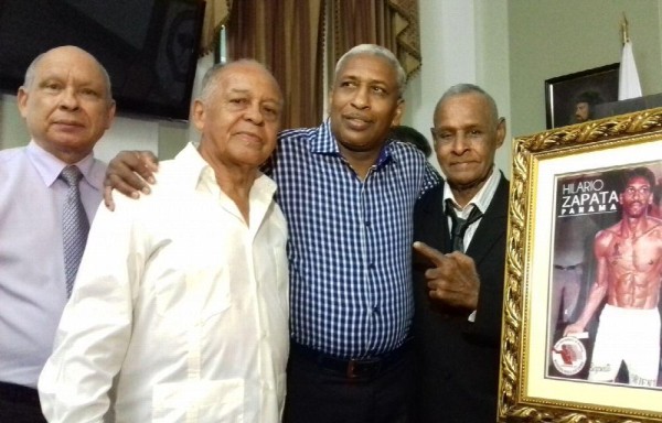 Hilario, junto a sus entrenadores Carlos Cruz y Lázaro Frutos.