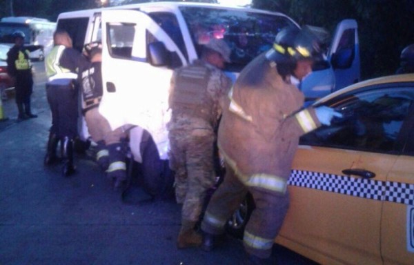 Bomberos acudieron al lugar para atender a los lesionados