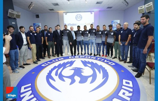 Parte del los presentes entere jugadores, cuerpo técnico y administrativo.