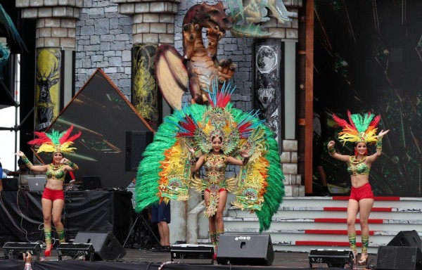 Año tras año hermosas reinas y sus princesas muestran le dan un toque mágico a festividades.