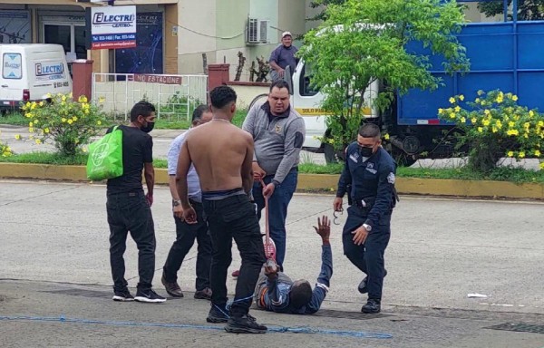 Amarran a bandidos tras robar a mujer