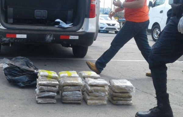 Abandonan 34 kilos de droga