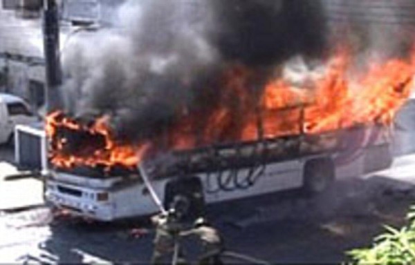 Bus quemado en La Cresta.