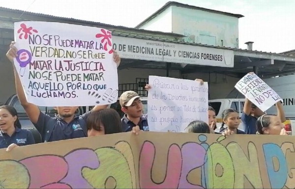 Realizaron una protesta pacífica afuera del Instituto de Medicina Legal y Ciencias Forences de Veraguas.