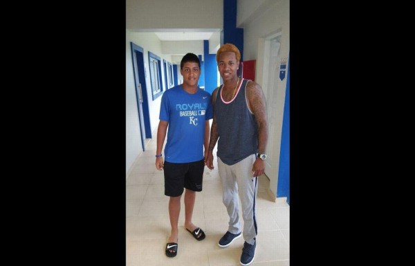 Adán Frías, junto a Yordano Ventura en la academia.