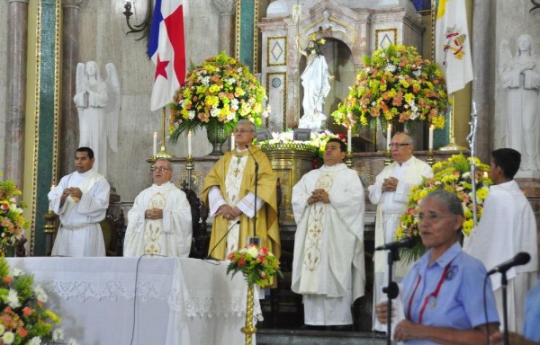 Devotos asistieron a la misa.