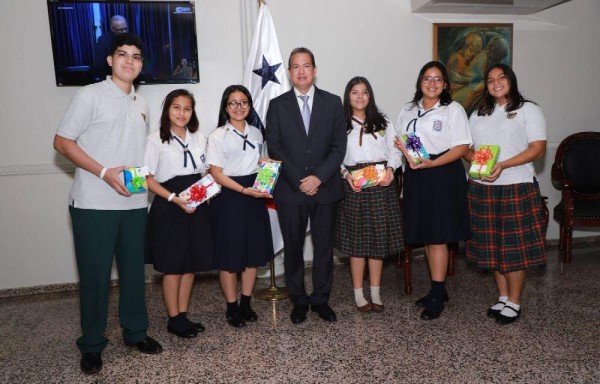 Analizan propuestas de ley de los diputados juveniles