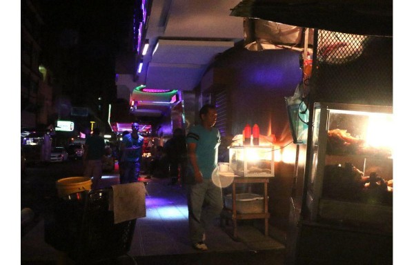 Pequeños comerciantes se ubican frente a las discotecas para vender comida rápida.